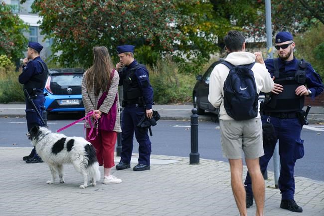 Police in Warsaw detain a man who climbed a monument and reportedly made threats | iNFOnews.ca Police in Warsaw detain a man who climbed a monument and reportedly made threats | iNFOnews.ca