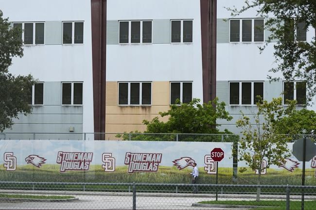 Stoneman Douglas High shooting site visited one last time by lawmakers and educators | iNFOnews.ca