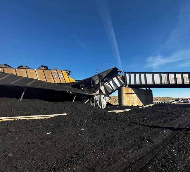 Colorado train derails, spilling train cars and coal onto a highway and trapping a semi-truck driver | iNFOnews.ca Colorado train derails, spilling train cars and coal onto a highway and trapping a semi-truck driver | iNFOnews.ca