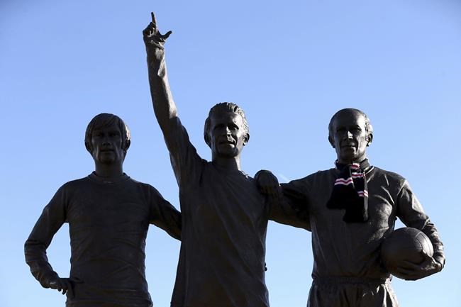 Soccer fans flock to Old Trafford to pay tribute to Bobby Charlton following his death at age 86 | iNFOnews.ca
