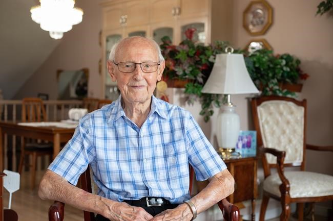 Hamilton stair master Walter Decker, 99, completes CN Tower climb for 3rd time | iNFOnews.ca