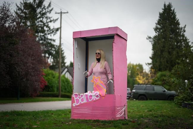 'Adding some weirdness' to their day, Vancouver woman surprises drivers with costumes | iNFOnews.ca 'Adding some weirdness' to their day, Vancouver woman surprises drivers with costumes | iNFOnews.ca