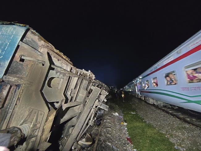 Bodies of 17 recovered after Bangladesh train crash that may have been due to disregarded red light | iNFOnews.ca