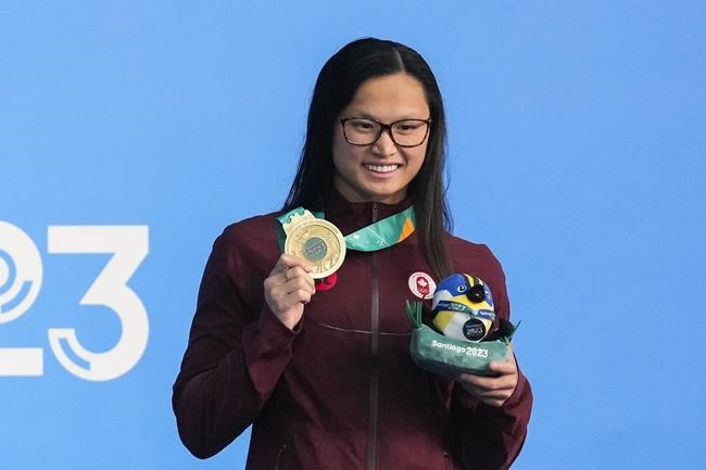 Canadian swimmer Maggie Mac Neil wins third gold medal in Santiago | iNFOnews.ca