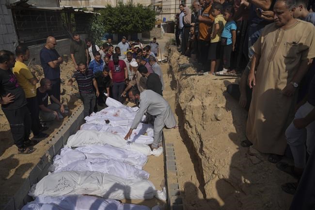 Mass graves, unclaimed bodies and overcrowded cemeteries. The war robs Gaza of funeral rites | iNFOnews.ca