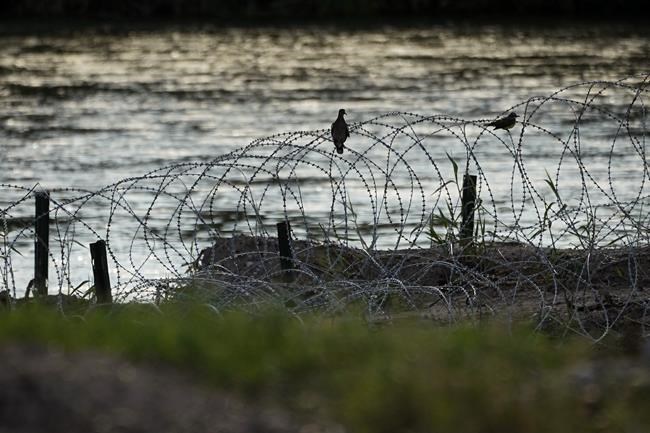 Judge orders federal agents to stop cutting Texas razor wire for now at busy Mexico border crossing | iNFOnews.ca