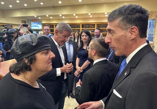 Tennessee governor, congressman discuss safety on visit to Jewish school that foiled armed intrusion | iNFOnews.ca