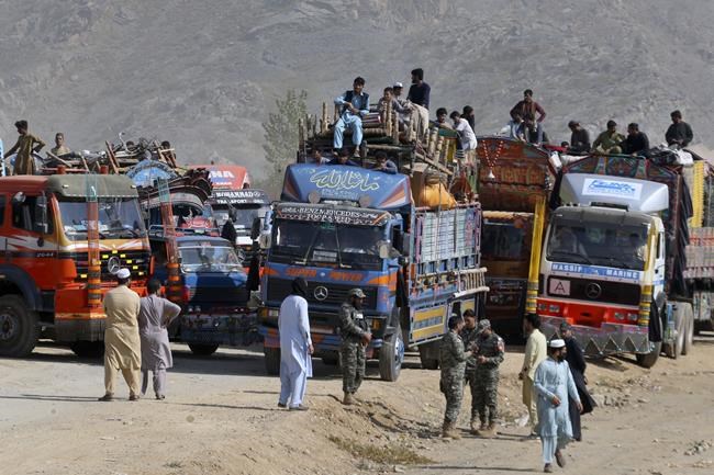 Afghans in droves head to border to leave Pakistan ahead of a deadline in anti-migrant crackdown | iNFOnews.ca