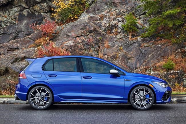Edmunds hot hatch comparison: Acura Integra Type S vs. VW Golf R | iNFOnews.ca
