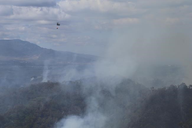 Wildfire in mountainous Central Oahu moves away from towns as Hawaii firefighters continue battle | iNFOnews.ca Wildfire in mountainous Central Oahu moves away from towns as Hawaii firefighters continue battle | iNFOnews.ca
