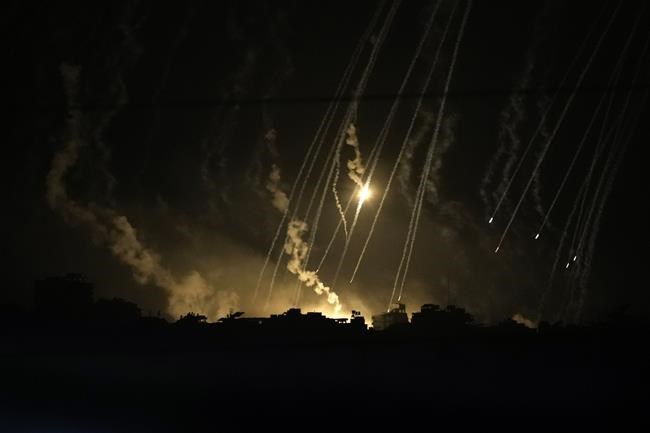 Thousands who were sheltering at Gaza City’s hospitals flee as Israel-Hamas war closes in | iNFOnews.ca
