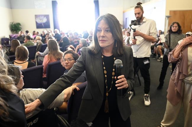 Bestselling spiritual author Marianne Williamson presses on with against-the-odds presidential run | iNFOnews.ca Bestselling spiritual author Marianne Williamson presses on with against-the-odds presidential run | iNFOnews.ca
