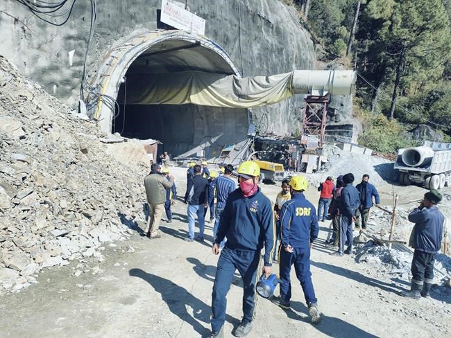 Rescuers dig to reach 40 workers trapped in collapsed road tunnel in north India | iNFOnews.ca Rescuers dig to reach 40 workers trapped in collapsed road tunnel in north India | iNFOnews.ca