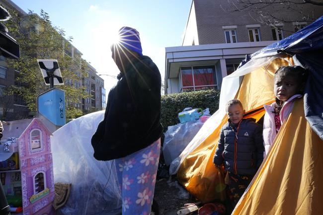 Illinois earmarks $160 million to keep migrants warm in Chicago as winter approaches | iNFOnews.ca