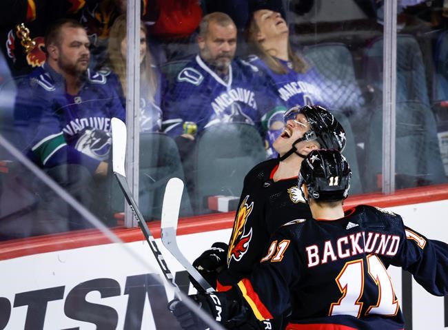 Lindholm has three-point night to lead the Flames to 5-2 win over the Canucks | iNFOnews.ca