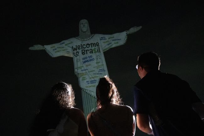 Taylor Swift postpones Rio de Janeiro show, citing record heat a day after fan dies during concert | iNFOnews.ca