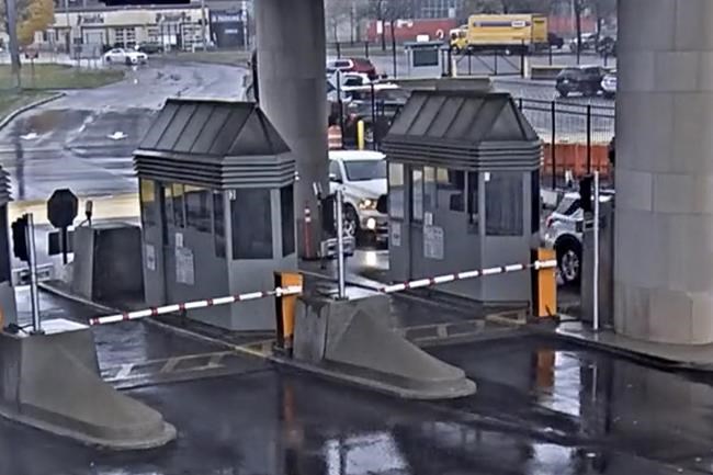 Fiery crash kills 2 at Niagara Falls' Rainbow border bridge. Officials say no sign of terrorism | iNFOnews.ca Fiery crash kills 2 at Niagara Falls' Rainbow border bridge. Officials say no sign of terrorism | iNFOnews.ca