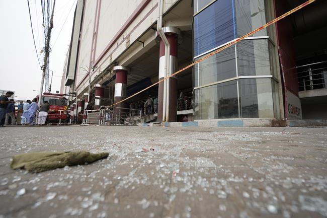 Pakistani shopping mall blaze kills at least 10 people and injures 22 others | iNFOnews.ca