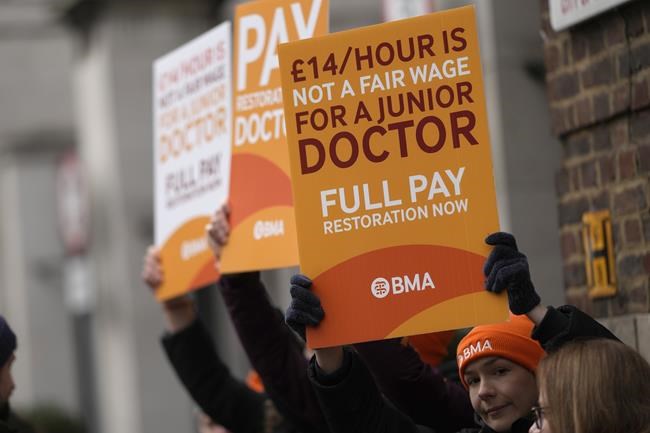 UK government reaches a pay deal with senior doctors that could end disruptive strikes | iNFOnews.ca