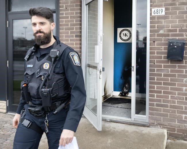 Montreal police investigating after 'Molotov cocktail' thrown at Jewish centre | iNFOnews.ca Montreal police investigating after 'Molotov cocktail' thrown at Jewish centre | iNFOnews.ca