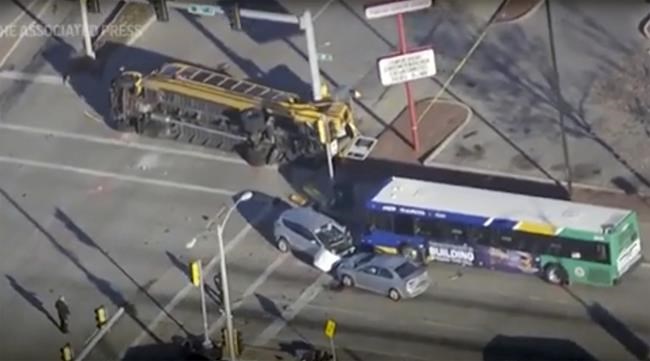 Vehicle wanted in Chicago homicide crashes into Milwaukee school bus during police pursuit | iNFOnews.ca Vehicle wanted in Chicago homicide crashes into Milwaukee school bus during police pursuit | iNFOnews.ca