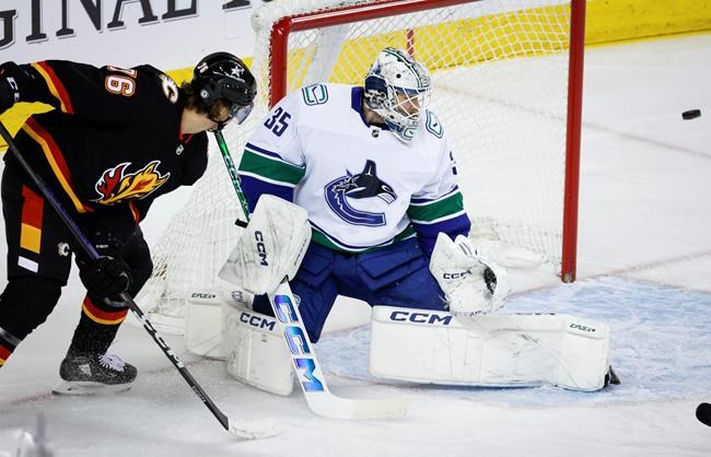 Visiting Canucks hang on to edge Flames 4-3 | iNFOnews.ca Visiting Canucks hang on to edge Flames 4-3 | iNFOnews.ca