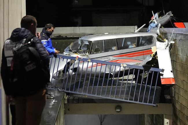A small plane makes an emergency landing in the southern Paris suburbs | iNFOnews.ca