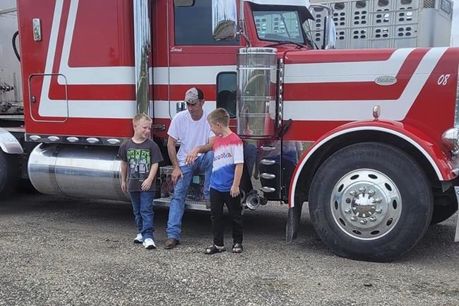 Midwest mystery: Iowa man still missing, 2 weeks after semi holding baby pigs was found on highway | iNFOnews.ca Midwest mystery: Iowa man still missing, 2 weeks after semi holding baby pigs was found on highway | iNFOnews.ca