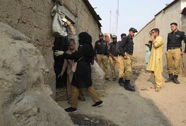 As Pakistan cracks down on illegal migrants, nearly half a million Afghans have left, minister says | iNFOnews.ca
