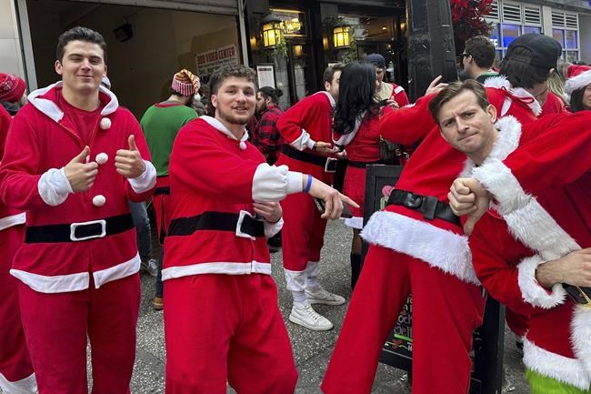 Thousands of revelers descend on NYC for annual Santa-themed bar crawl SantaCon | iNFOnews.ca Thousands of revelers descend on NYC for annual Santa-themed bar crawl SantaCon | iNFOnews.ca