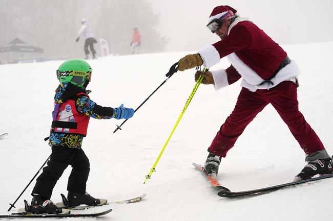 Skiing Santas hit the slopes in Maine | iNFOnews.ca Skiing Santas hit the slopes in Maine | iNFOnews.ca