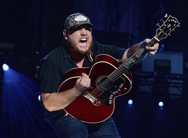 Luke Combs helping a fan who almost owed him $250,000 for selling unauthorized merchandise | iNFOnews.ca Luke Combs helping a fan who almost owed him $250,000 for selling unauthorized merchandise | iNFOnews.ca