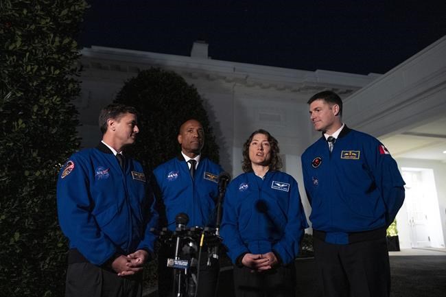 Biden hosts four NASA astronauts, the first crew aiming to fly around the moon in a half-century | iNFOnews.ca Biden hosts four NASA astronauts, the first crew aiming to fly around the moon in a half-century | iNFOnews.ca