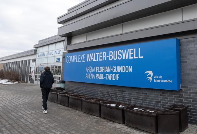 Hockey player, 11, dies days after getting hit in the neck by puck in Quebec | iNFOnews.ca