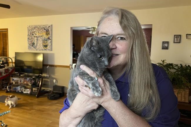Cat-owner duo in Ohio shares amputee journey while helping others through animal therapy | iNFOnews.ca Cat-owner duo in Ohio shares amputee journey while helping others through animal therapy | iNFOnews.ca