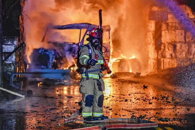 Truck carrying gas hits railroad bridge and explodes as a train passes overhead | iNFOnews.ca