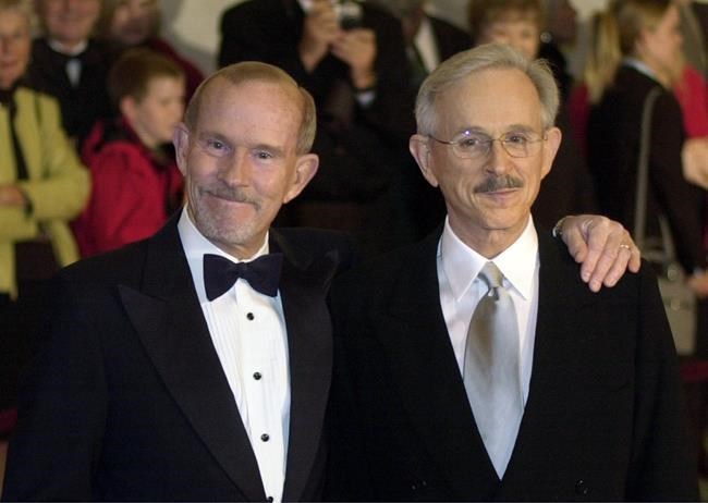 Comedian Tom Smothers, one-half of the Smothers Brothers, dies at 86 | iNFOnews.ca