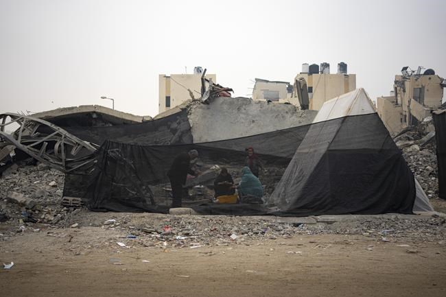 Palestinians stream into a southern Gaza town as Israel expands its offensive in the center | iNFOnews.ca