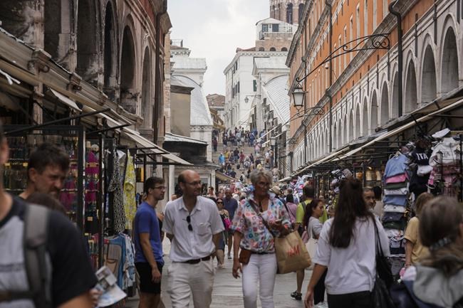 Venice is limiting tourist groups to 25 people starting in June to protect the popular lagoon city | iNFOnews.ca