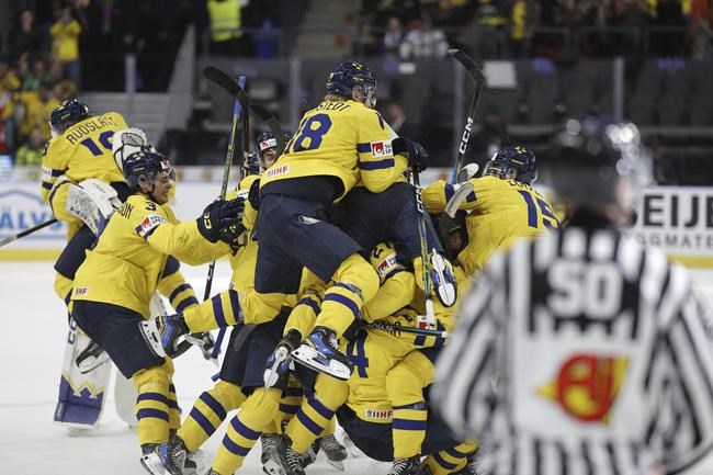 Host Sweden hangs on for nervy 3-2 overtime win over Switzerland at world juniors | iNFOnews.ca