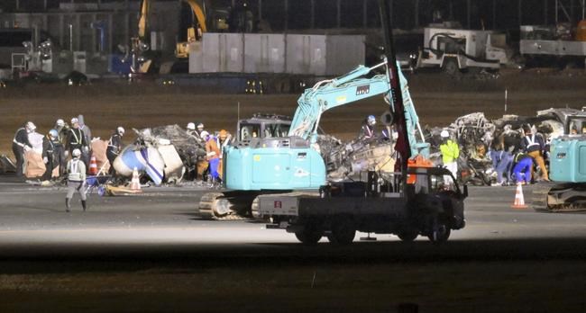 The key question about fiery crash at Tokyo airport: Did one or both planes have OK to use runway? | iNFOnews.ca