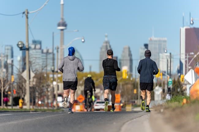 Sidewalk drama in Toronto pits some pedestrians against running clubs | iNFOnews.ca Sidewalk drama in Toronto pits some pedestrians against running clubs | iNFOnews.ca
