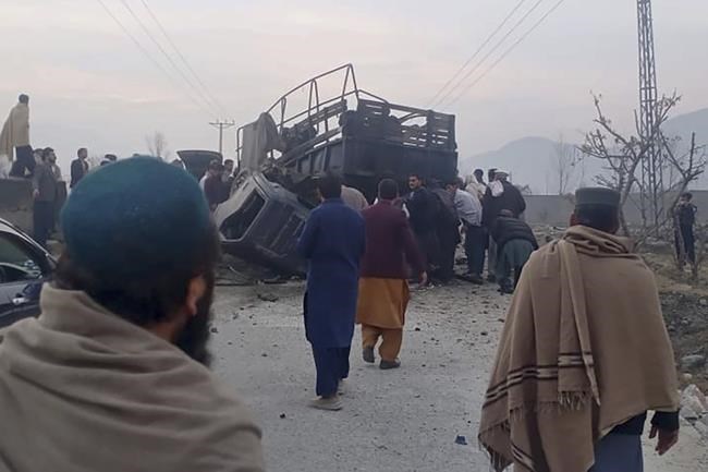Pakistani Taliban claims responsibility for bomb that killed 6 police guarding anti-polio campaign | iNFOnews.ca