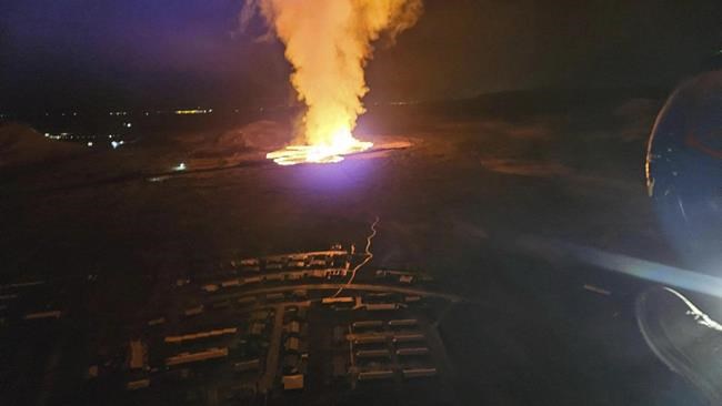 Volcano erupts in southwestern Iceland, sending lava flowing toward nearby settlement | iNFOnews.ca Volcano erupts in southwestern Iceland, sending lava flowing toward nearby settlement | iNFOnews.ca