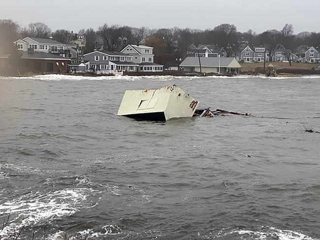 Record high tide in Maine washes away 3 historic fishing shacks | iNFOnews.ca Record high tide in Maine washes away 3 historic fishing shacks | iNFOnews.ca