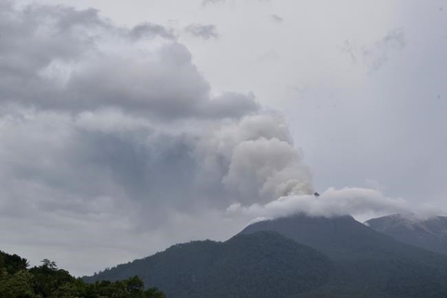 Indonesia evacuates about 6,500 people on the island of Flores after a volcano spews clouds of ash | iNFOnews.ca