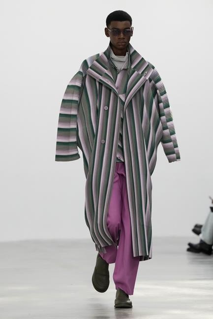 Issey Miyake displays a canvas of colors at Paris Fashion Week | iNFOnews.ca