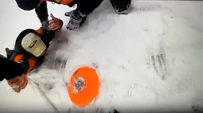 Good girl! Officer enlists a Michigan man's dog to help rescue him from an icy lake | iNFOnews.ca Good girl! Officer enlists a Michigan man's dog to help rescue him from an icy lake | iNFOnews.ca