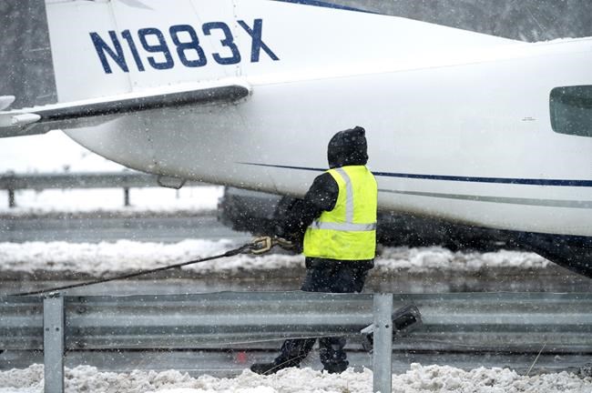 Plane makes emergency landing on a northern Virginia highway after taking off from Dulles airport | iNFOnews.ca Plane makes emergency landing on a northern Virginia highway after taking off from Dulles airport | iNFOnews.ca