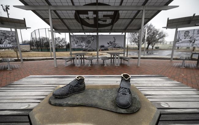 Jackie Robinson statue was stolen from a Kansas park | iNFOnews.ca